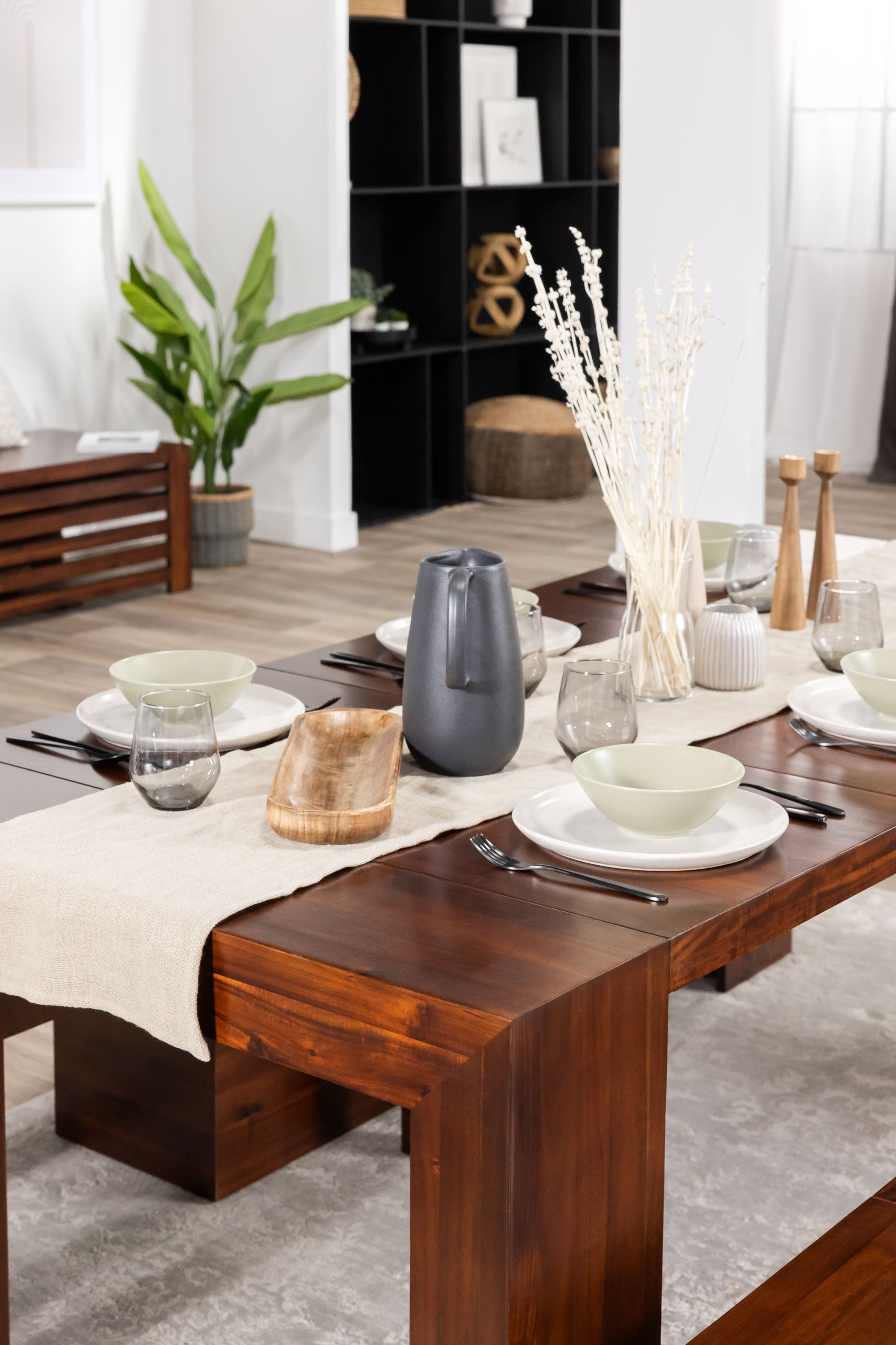 In this setup, we chose a natural linen table runner to dress our American Mahogany Dining Set. We love the contrast that it creates with the deep colour of the table’s finish. 